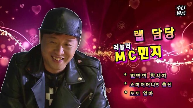 와 소금빵 까페 왔는데 맞은편에 민지 닮은 분이 ㄷㄷ