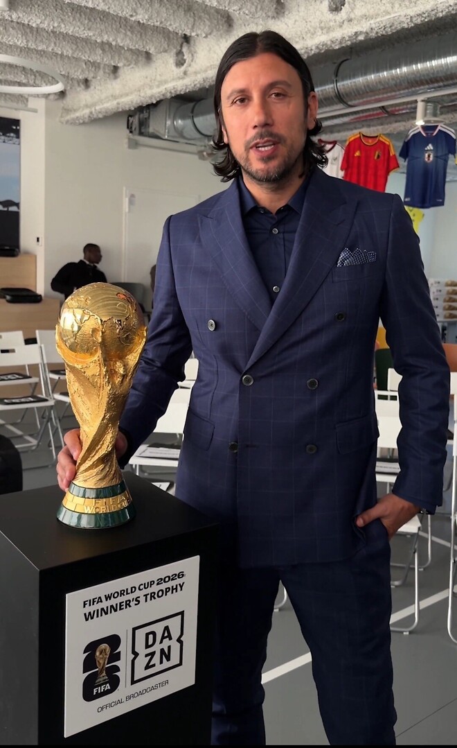 20년만에 월드컵 트로피 만난 캄피오네.jpg