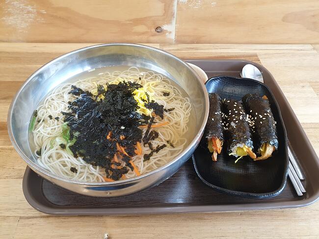 국수에 꼬마김밥 묵었네요 - 세리에매니아
