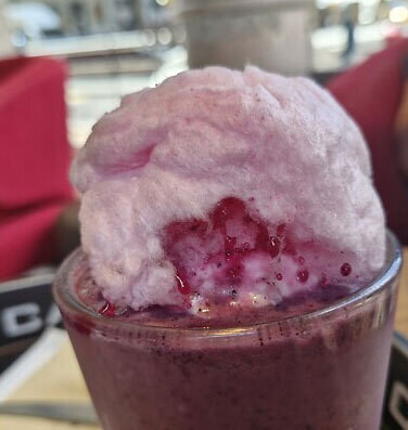 이제 음료에도 솜사탕을 넣네요