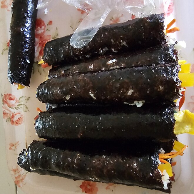 김밥 배부르게 먹었네요