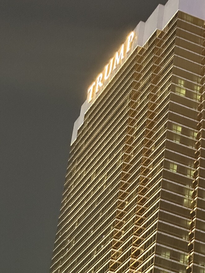 라스베가스에서 트럼프찍음