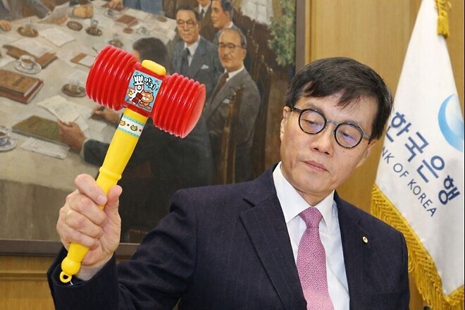 이 남자의 환율 잡는 법, 답답해서 내가 전기 만든다