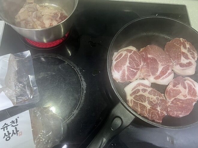 흑돼지 목살 찌개고기 오자마자 먹는중