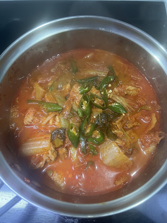 흑돼지 목살 찌개고기 오자마자 먹는중