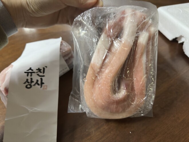 슈친상사표 냉동이 된 흑돼지 언박싱 후?기