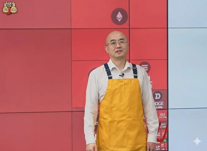 아침방송 보고있는데 배경이 너무 붉어서 선장님의 머리카락이 보이지 않네요