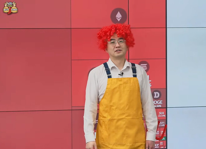 아침방송 보고있는데 배경이 너무 붉어서 선장님의 머리카락이 보이지 않네요