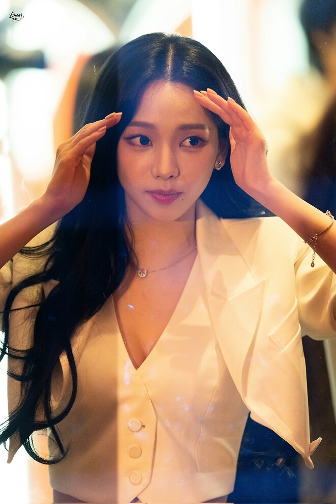 카리나: 너 나 좋아해? 너 나 좋아하냐고?