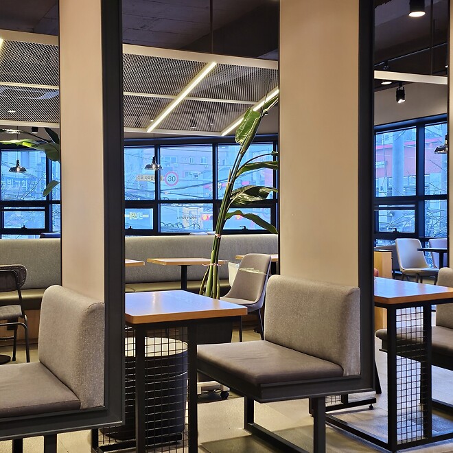 카페에서 윤종신 노래를 들으며