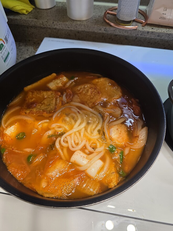 김치우동전골 후기) 소주1병 깠습니다