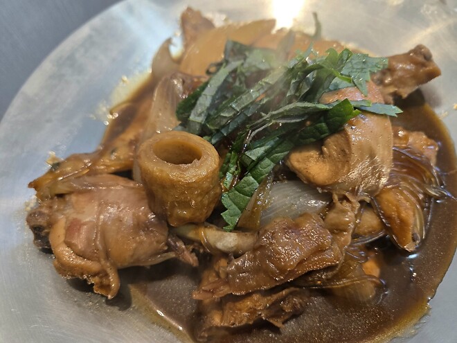 고래를 곁들인 찜닭..