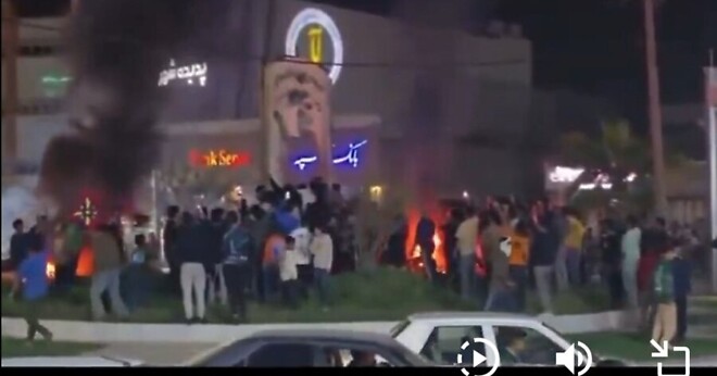 히잡 벗고 하메네이 사진 떼 내는 이란 여자들