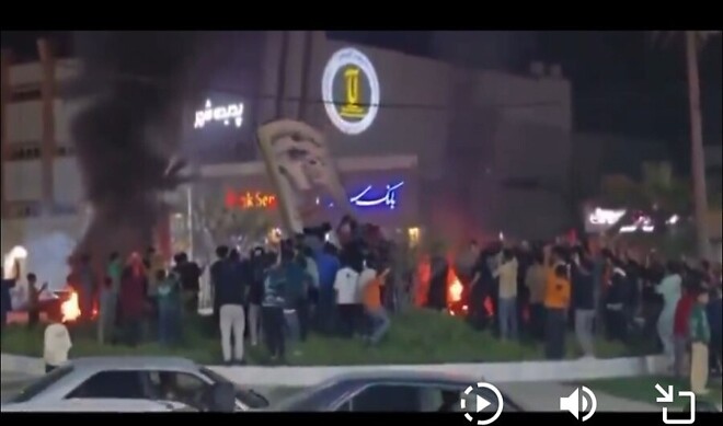 히잡 벗고 하메네이 사진 떼 내는 이란 여자들