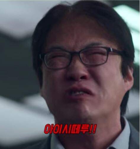 집 근처 카페 직원이 거의 연예인 이네요.