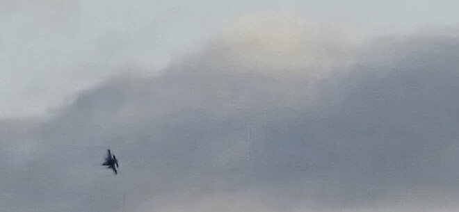 전투기가 날아다니네요??