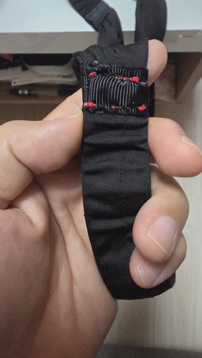 와ㅋㅋㅋ 2026년에 양말을 꿰매신는다고...???