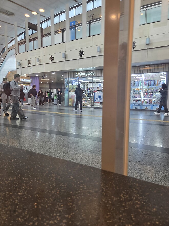 역에 사람이 넘모 많아...