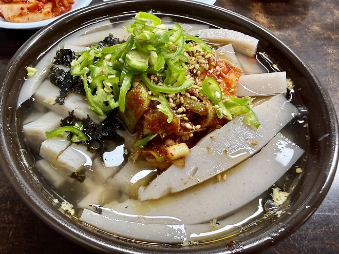 아침 메밀묵 한그릇