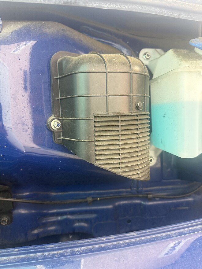 트럭 에어컨필터 교체중