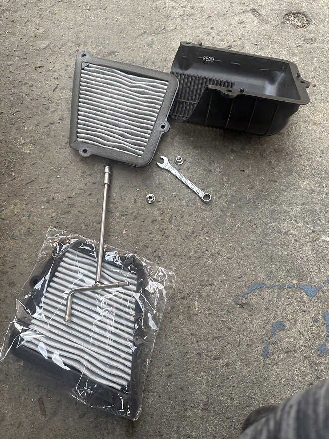 트럭 에어컨필터 교체중