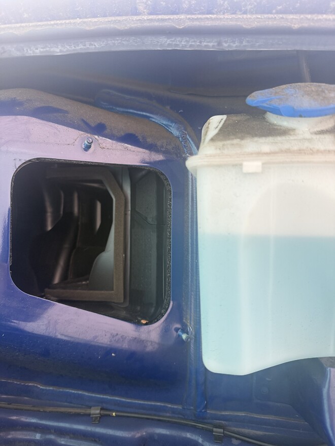 트럭 에어컨필터 교체중